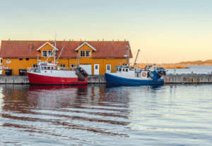 Fiskebåtene til Stavern Skalldyr ved kai utenfor utsalget der ferske reker, krabber og hummer leveres direkte fra sjøen.
