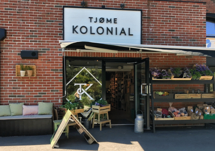 Hyller med hjemmelagde delikatesser og økologiske varer hos Tjøme Kolonial.