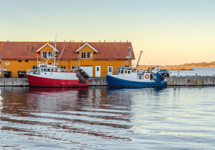 Fiskebåtene til Stavern Skalldyr ved kai utenfor utsalget der ferske reker, krabber og hummer leveres direkte fra sjøen.